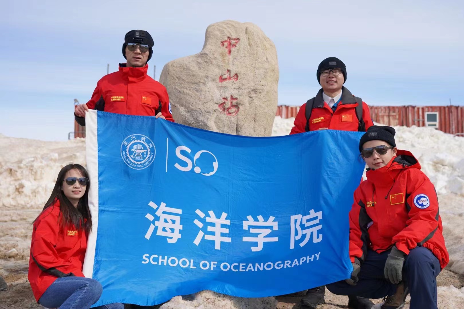 团队极地考察合影